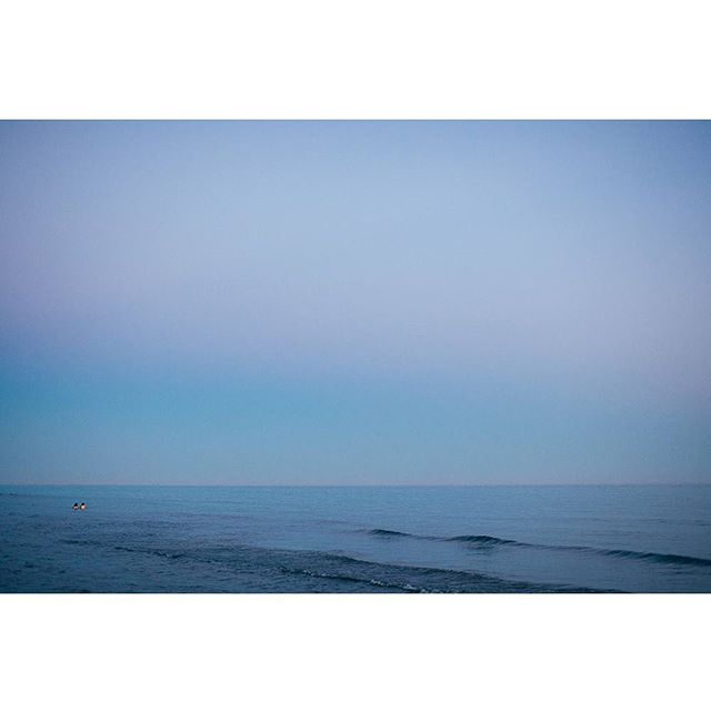 A calm ocean scene with a soft gradient sky evokes serenity and peace. Perfect for travel and relaxation themes.