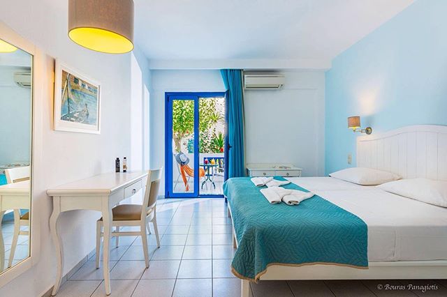 Bright, modern hotel room featuring a comfortable bed and a workspace for a relaxing getaway.