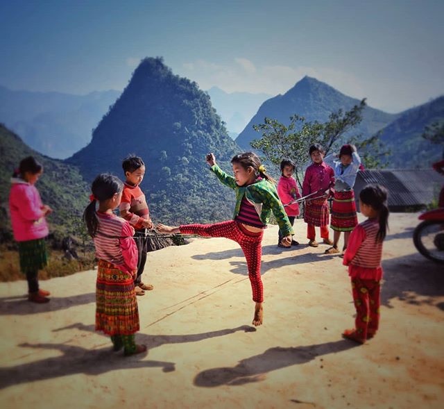 Rural Ropes Children Playing Jump Rope Rural Village Mountains